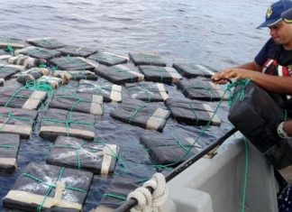 Traficantes sobreviven a naufragio al usar cargamento de cocaína como flotador (Video)
