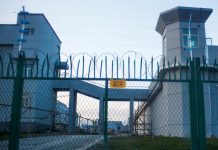 Campos de reclusión de China se rigen por el secreto y el espionaje