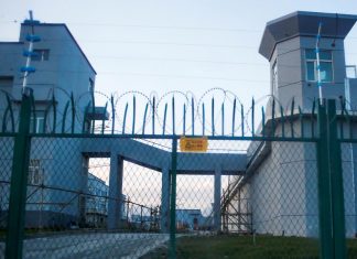 Campos de reclusión de China se rigen por el secreto y el espionaje