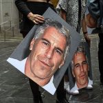 Forense sugiere que Jeffrey Epstein fue asesinado