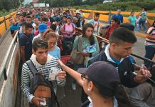 Migración venezolana es utilizada como el chivo expiatorio en protestas y aumenta la xenofobia