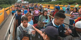Migración venezolana es utilizada como el chivo expiatorio en protestas y aumenta la xenofobia