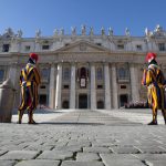 Condenan a exjefe del banco del Vaticano a casi 9 años de prisión por lavado de dinero