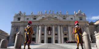 Condenan a exjefe del banco del Vaticano a casi 9 años de prisión por lavado de dinero