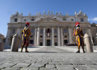 Condenan a exjefe del banco del Vaticano a casi 9 años de prisión por lavado de dinero