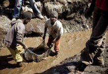 Acusan a Apple, Google y Tesla de explotación infantil en minas de cobalto