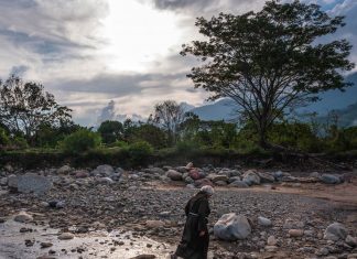 La inspiradora historia del fraile que mantiene en pie un pueblo venezolano en medio de la crisis