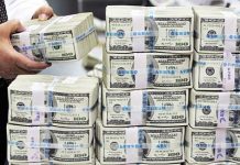 Bancos venezolanos comienzan a guardar dólares en sus bóvedas