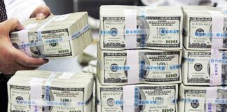 Bancos venezolanos comienzan a guardar dólares en sus bóvedas