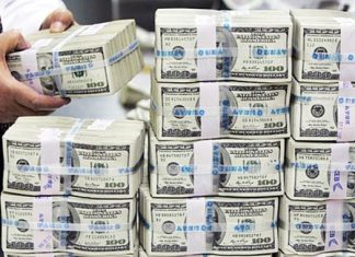 Bancos venezolanos comienzan a guardar dólares en sus bóvedas