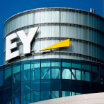 Denunciante de consultora británica EY recibe $ 10.8 millones en daños