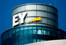 Denunciante de consultora británica EY recibe $ 10.8 millones en daños
