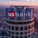 Multan a director de riesgo del US Bank por fallas contra el lavado de dinero