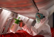 El coronavirus dura entre 1 y 2 días en la madera, ropa o vidrio y hasta 4 días en plástico, billetes y cartón