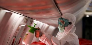 El coronavirus dura entre 1 y 2 días en la madera, ropa o vidrio y hasta 4 días en plástico, billetes y cartón