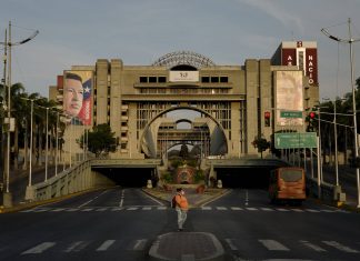 Confinados sin gasolina en Venezuela