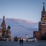 Mientras sistemas de salud locales colapsan, los oligarcas rusos se hacen cargo