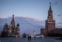 Mientras sistemas de salud locales colapsan, los oligarcas rusos se hacen cargo