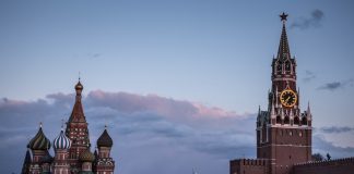 Mientras sistemas de salud locales colapsan, los oligarcas rusos se hacen cargo