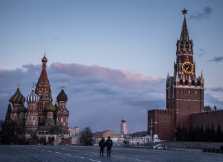 Mientras sistemas de salud locales colapsan, los oligarcas rusos se hacen cargo