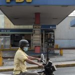 Maduro busca privatizar estaciones de gasolina y aumentar los precios