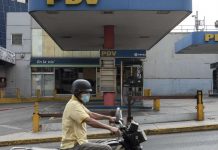Maduro busca privatizar estaciones de gasolina y aumentar los precios