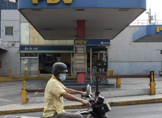 Maduro busca privatizar estaciones de gasolina y aumentar los precios