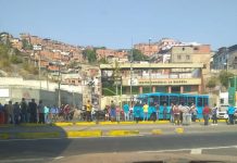 Transportistas protestan por corrupción en estaciones de servicio