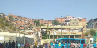 Transportistas protestan por corrupción en estaciones de servicio