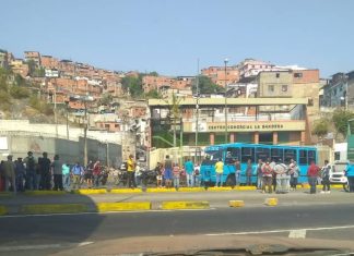 Transportistas protestan por corrupción en estaciones de servicio