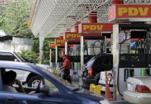 Las colas por gasolina aumentan mientras petroleros iraníes apagan sus localizadores con destino a Venezuela