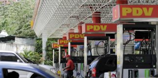 Las colas por gasolina aumentan mientras petroleros iraníes apagan sus localizadores con destino a Venezuela