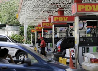 Las colas por gasolina aumentan mientras petroleros iraníes apagan sus localizadores con destino a Venezuela