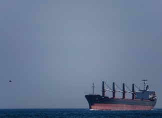 Tanqueros que viajaban a cargar crudo venezolano retroceden ante posibles sanciones