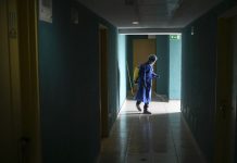 Pacientes con Covid-19 en Venezuela son aislados en depósitos sucios