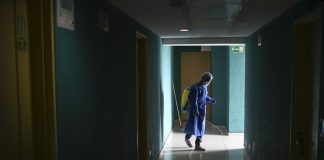 Pacientes con Covid-19 en Venezuela son aislados en depósitos sucios