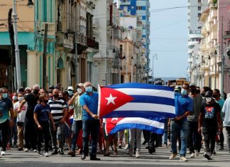 Miles de cubanos toman las calles en una inusual manifestación masiva al grito de «abajo la dictadura»