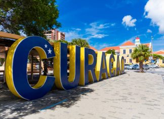 “Trago girls”: las redes de comercio sexual en Curazao sacan provecho de la crisis y se surten con mujeres de Punto Fijo