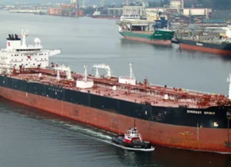 Trafigura y Vitol consideran aumentar el comercio de petróleo ruso dentro de las sanciones internacionales