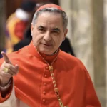 Cardenal Becciu, condenado por malversación, renuncia a participar en el Cónclave