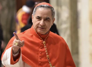 Cardenal Becciu, condenado por malversación, renuncia a participar en el Cónclave
