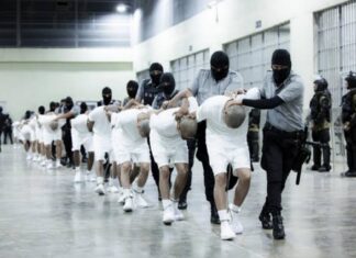 Venezolanos demandan a dos aerolíneas de EE. UU. por traslados al Cecot en El Salvador